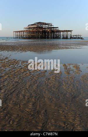 La spiaggia di Brighton e il Molo Ovest durante una molto bassa marea. Foto Stock