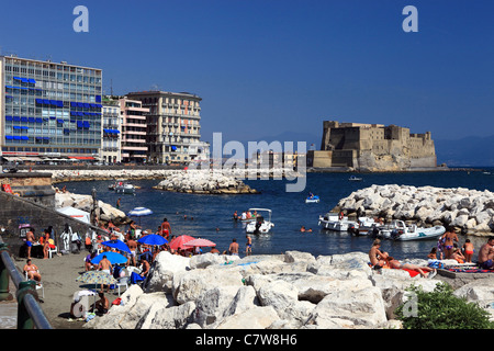 L'Italia, Campania, Napoli, waterfront e il Castel dell'Ovo Foto Stock