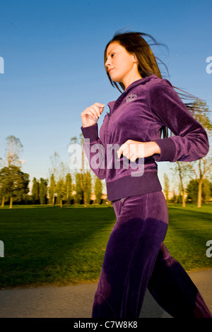 Donna che pareggia Foto Stock