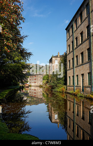 Lato Canale edifici sulla Rochdale Canal a Hebden Bridge, West Yorkshire Regno Unito Foto Stock