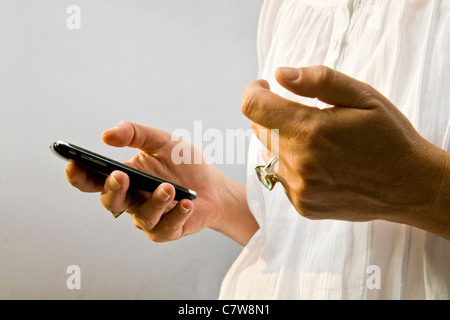 Close up della donna di mano utilizzando del palmtop Foto Stock