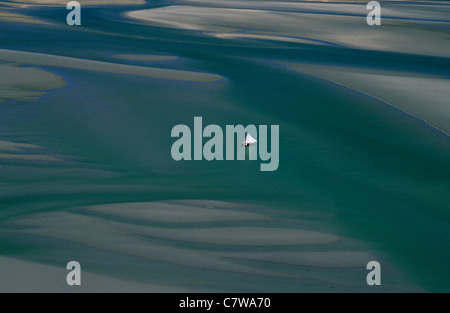 Jangadas, seaworth zattera a vela usate dai pescatori del nord-est del Brasile. Stato di Ceará shore. Tropical Beach, Brasile. Banchi di sabbia. Foto Stock