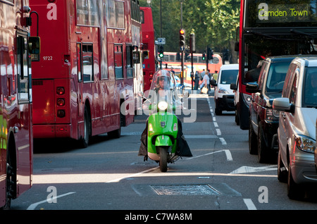 La congestione del traffico a Londra in Inghilterra Foto Stock