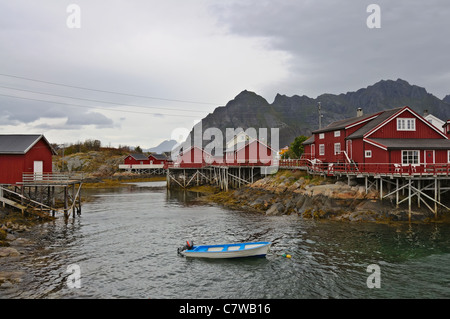 Tipici norvegesi capanne pesca 'rorbu' nel villaggio di Henningsvaer. Foto Stock