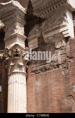 Dettaglio parte posteriore superiore in mattoni della parete esterna del Pantheon di Roma con colonne corinzie e resti di fregio in marmo. Foto Stock