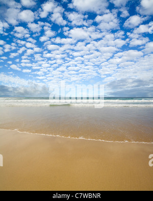 Una spiaggia di sabbia fine e dorata è lavato dalla calda Atlantic Tide. Foto Stock