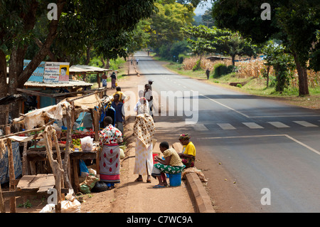 Prodotti freschi per la vendita sulle bancarelle lungo la strada, Rauya, Moshi, Tanzania Foto Stock
