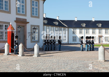 Cambio della guardia, la Royal Danish Life Guards al Palazzo Fredensborg vicino a Copenhagen, Danimarca. Slot Fredensborg. Foto Stock