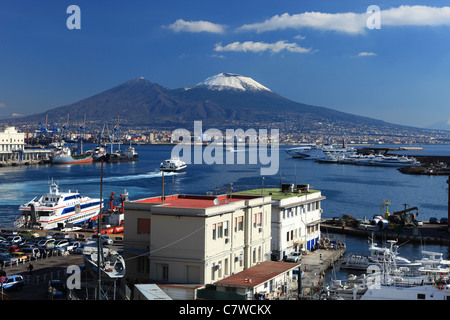 L'Italia, Campania, Napoli, del porto e del Vesuvio Foto Stock