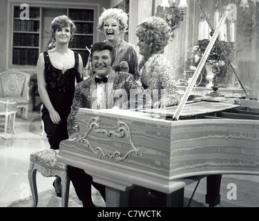 LIBERACE noi intrattenitore con raffiche sul suo noi TV show nel 1969. Da sinistra: Millicent Martin, Phyllis Diller, polveroso Springfield Foto Stock