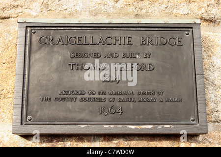 Craigellachie Bridge lapide che ricorda Thomas Telford Foto Stock