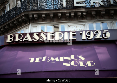 Parigi, Francia. Gard du Nord railway station terminus per Eurostar da Londra e dalla stazione della metropolitana. I passeggeri in attesa di viaggio. Foto Stock