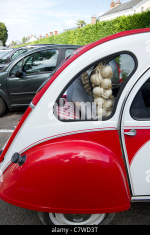 Classic 2CV Citroen auto con stringa di cipolle nel finestrino posteriore Foto Stock