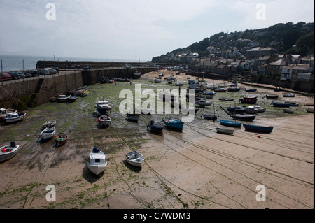 Mousehole, un piccolo villaggio e porto di pesca in Cornovaglia, Sud Ovest dell'Inghilterra. Foto Stock