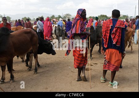 Masai uomini e bestiame in un mercato settimanale, Meserani, Tanzania. Foto Stock