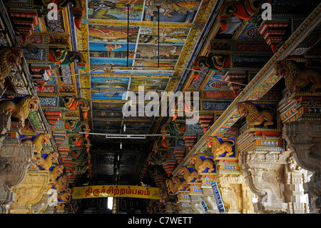 Pilastri hall soffitto dipinto sculture artistiche dravidico Patteeswara Perur Swamy temple Coimbatore Tamil Nadu India interno Foto Stock