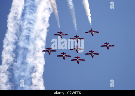 Giugno 26, 2011. San Tommaso Ontario in Canada. Le forze canadesi 431 Aria squadrone dimostrativo 'Snowbirds' eseguire ad un air show. Foto Stock