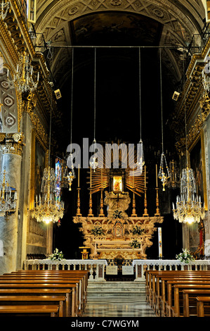 Le elegantemente decorato interno della chiesa di San Giacomo di corte a Santa Margherita Ligure, Italia Foto Stock