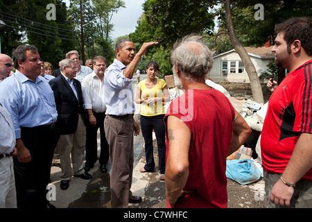 Il presidente Barack Obama con New Jersey governatore Chris Christie (L) colloqui con i residenti effettuate dall uragano Irene Foto Stock
