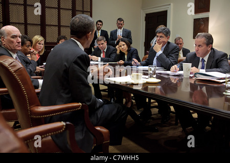 Il presidente Barack Obama incontra con i suoi consulenti senior nella sala Roosevelt della Casa Bianca Foto Stock