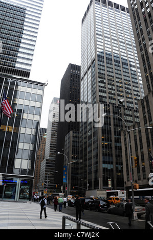 Ritratto di autunno grattacieli di vetro, traffico, persone, tempo di vita marciapiede a serpentina, 6th Avenue, verso 51st Street, New York Foto Stock