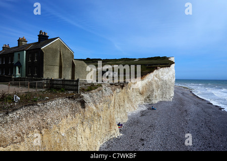 Chalk cliffs e coastguard cottages a Birling Gap , vicino a Eastbourne , East Sussex , Inghilterra Foto Stock