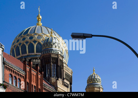 Immagine della nuova Sinagoga nella Berlino Oranienburger Strasse con cielo blu in ottobre 2010. Foto Stock