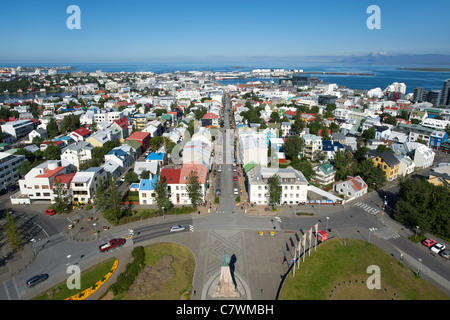 Vista sui tetti della capitale islandese Reykjavik dal Hallgrimur la Chiesa. La strada è visibile Skolavordustigur. Foto Stock