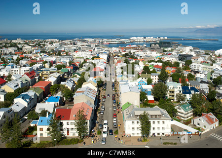 Vista sui tetti della capitale islandese Reykjavik dal Hallgrimur la Chiesa. La strada è visibile Skolavordustigur. Foto Stock