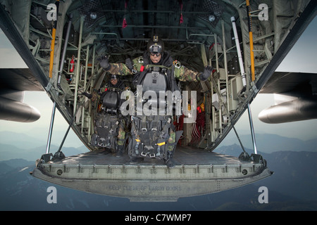 Stati Uniti Navy SEAL subacqueo di combattimento si prepara per HALO operazioni di salto da un C-130 Hercules. Foto Stock