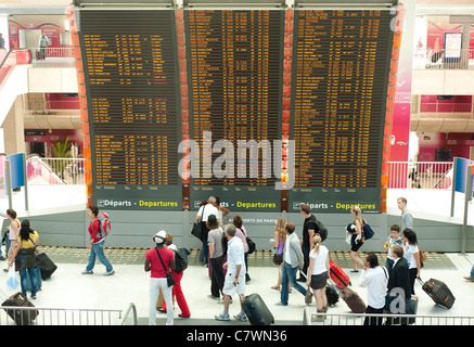 Parigi - Charles De Gaulle Airport , scheda di partenze Foto Stock