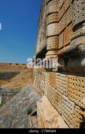 Parete massiccia del castello del XVI secolo nel borgo fortificato di Almeida nella sub-regione di Beira Interior Norte e il distretto di Guarda, Portogallo settentrionale Foto Stock