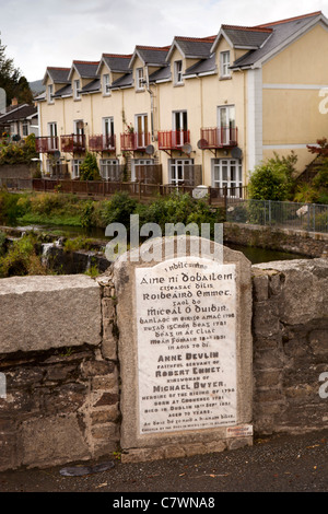 Irlanda, Co Wicklow, Aughrim, Anne Devlin, eroe della ribellione 1798 lapide sul ponte sul fiume Foto Stock