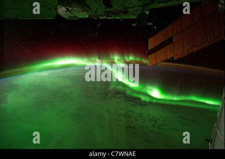 Aurora australis noto anche come luci meridionale, visto dallo spazio. Foto Stock