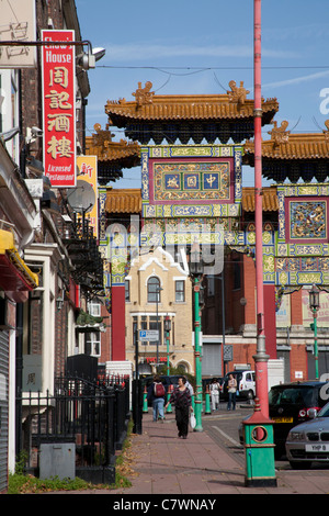 Il tradizionale arco cinese segnando l'ingresso a Liverpool Chinatown, Nelson Street, Liverpool England Regno Unito Foto Stock