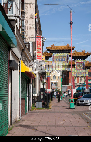 Il tradizionale arco cinese segnando l'ingresso a Liverpool Chinatown, Nelson Street, Liverpool England Regno Unito Foto Stock