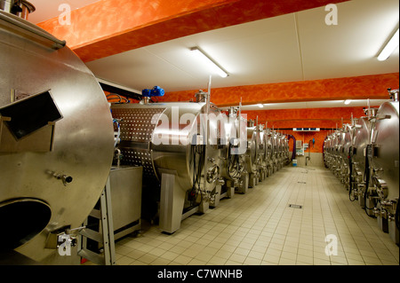 La Borgogna Chablis vini Chardonnay fermenta a temperatura controllata in acciaio inox serbatoi cilindrici in cantina Foto Stock