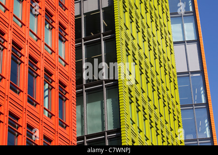 Facciate colorate a Londra del nuovo quartiere residenziale e ufficio complesso Central St. Giles progettato da Renzo Piano in centro a Londra Foto Stock