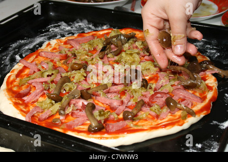 Freschi fatti a mano fuoco pizza cotta al forno Foto Stock