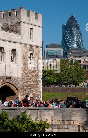 Torre di Londra e il Gherkin Building, Londra, Inghilterra Foto Stock