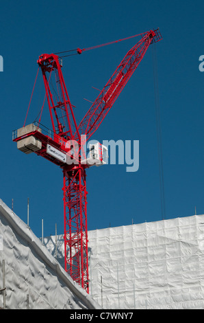 Red gru sul sito in costruzione, Londra, Inghilterra Foto Stock