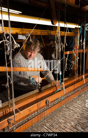 Irlanda, Co Wicklow, Avoca Handweavers Mill, weaver tessitura stoffa sulla tradizionale shuttle Fly telaio a mano Foto Stock