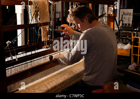 Irlanda, Co Wicklow, Avoca Handweavers Mill, weaver tessitura stoffa sulla tradizionale shuttle Fly telaio a mano Foto Stock