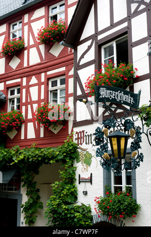 Case storiche in Beilstein villaggio sul fiume Mosel in Renania Palatinato Germania Foto Stock