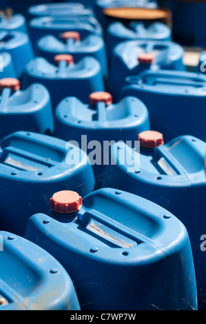 Ordinato blu vecchi contenitori per prodotti petroliferi. Foto Stock