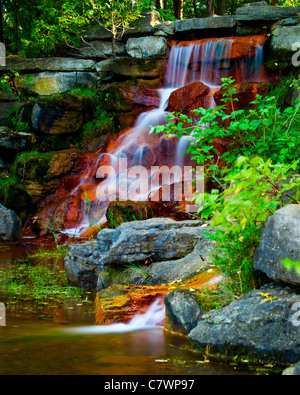 Cascate di acqua sopra le alghe rosse rocce coperte di una bella man-made in cascata Andrew Haydon park in Ottawa, Ontario Canada Foto Stock