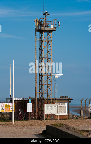 Sicurezza spiaggia Torre di controllo per Lydd Army Training Camp e Live poligoni di tiro Kent England Foto Stock