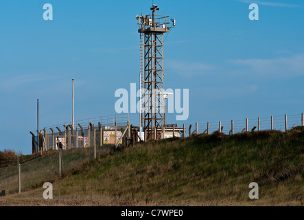 Sicurezza spiaggia Torre di controllo per Lydd Army Training Camp e Live poligoni di tiro Kent England Foto Stock