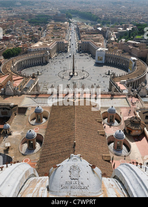 Vista dalla cupola della Basilica di San Pietro su Piazza San Pietro e il colonnato del Bernini Roma Italia. Foto Stock