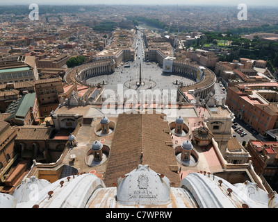 Vista dalla cupola della Basilica di San Pietro su Piazza San Pietro e il colonnato del Bernini Roma Italia. Foto Stock